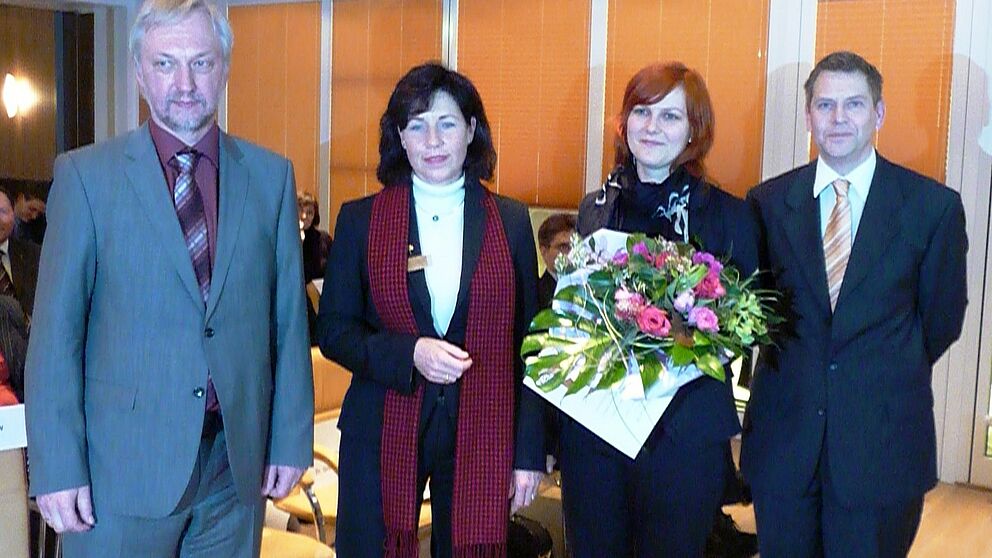 Foto (Universität Paderborn, Martin Decking): Annette Hollander, Präsidentin des Zonta Club Paderborn (2. v. l.) und Dr. Anna Grodecka, Preisträgerin des Zonta Club Paderborn Award zusammen mit PACE Sprecher Prof. Dr. Wilhelm Schäfer und Laudator Prof