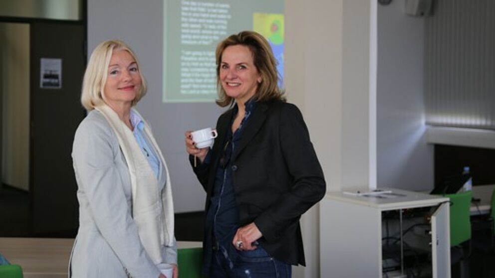 Foto: Universität Paderborn, Melina Kiziroglou. Prof. Dr. Albertini (University of Hawai’i, Manoa) und Prof. Dr. Hagengruber (Leiterin des Centers History of Women Philosophers and Scientists, Universität Paderborn).