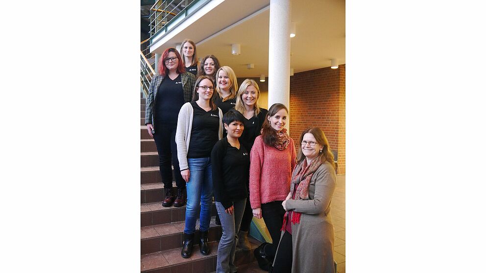 Foto (Johannes Pauly): hintere Reihe von oben nach unten: Alina Schultz, Angelika Wall, Janina Beckmeier, Friederike Hoffmann, Lara Gerhardts (Seminarleitung), Prof. Dr. Dorothee M. Meister (Projektberatung); vordere Reihe von oben nach unten: Sophie-Luis