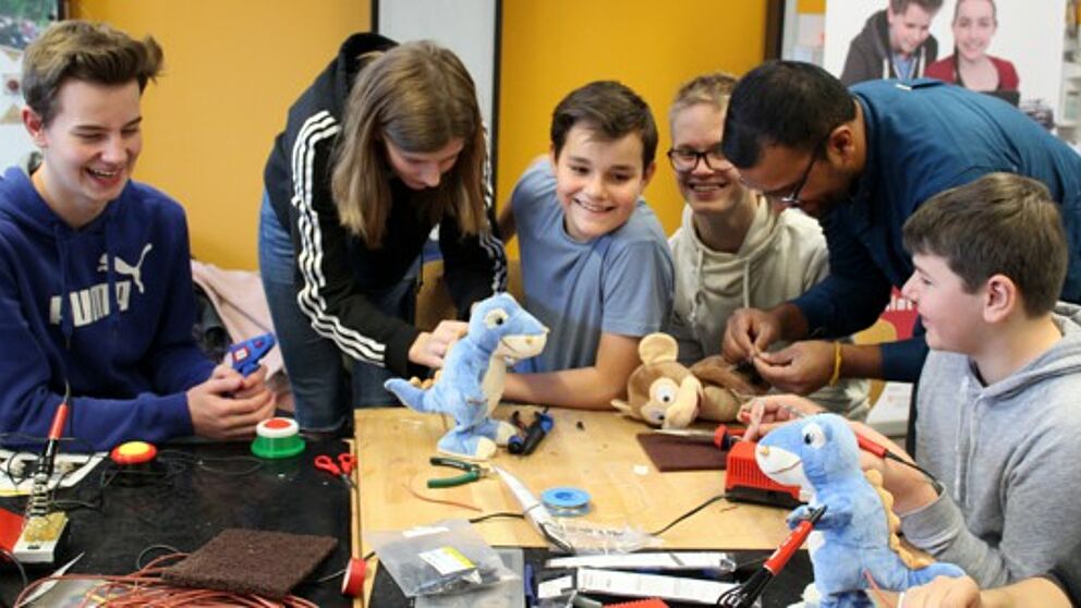 Foto (Universität Paderborn, Ricarda Michels): Die Schülerinnen und Schüler der Liboriusschule und Heinz-Nixdorf-Gesamtschule hatten bei dem Lötworkshop sichtlich Spaß.