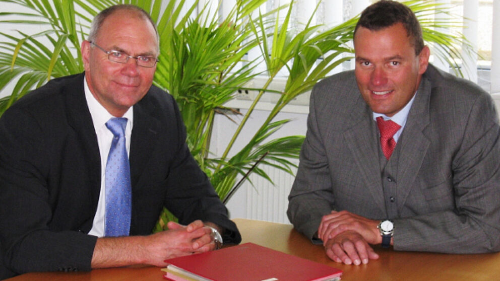 Foto (Universität Paderborn, Fakultät für Maschinenbau): (v. li. ) Prof. Dr.-Ing. Detmar Zimmer, Dekan der Fakultät für Maschinenbau und Inhaber des Lehrstuhls für Konstruktions- und Antriebstechnik, und Prof. Dr.-Ing. Elmar Moritzer, Lehrstuhl für