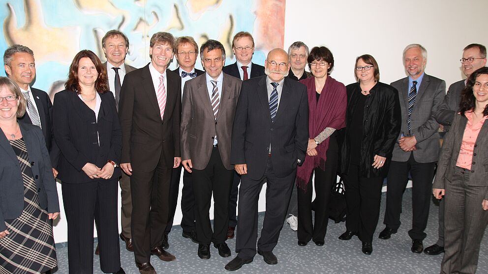 Foto (Frauke Döll, Universität Paderborn): Gemeinsame Sitzung: Rektorat der Universität Bielefeld und Präsidium der Universität Paderborn. 5. v. li.: Präsident Prof. Dr. Nikolaus Risch, 7. v. li.: Rektor Prof. Dr. Gerhard Sagerer