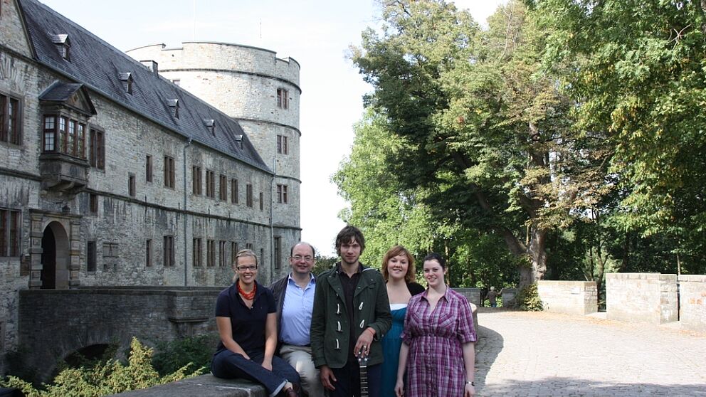 Foto: Songs und Balladen von 2009 - 1609: Hans Hermann Hansen (zweiter von links) laden gemeinsam mit Cara Hachmeister, ganz links, dann  Linus Werdt, Marianne Töns, Corinna Peters und weiteren Mitwirkenden zur musikalischen Soirée in die Wewelsburg ein