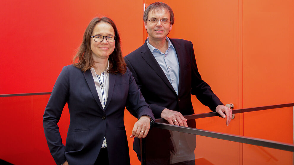 Foto (Universität Paderborn, Jennifer Strube): Dr. Katja Simons und Prof. Dr. Torsten Meier, Vizepräsident für Internationale Beziehungen.