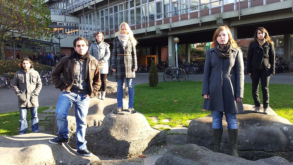 Foto (Universität Paderborn): Die Theatergruppe des Instituts für Romanistik der Universität Paderborn präsentiert das Stück „Tejas Verdes“ von Fermín Cabal.
