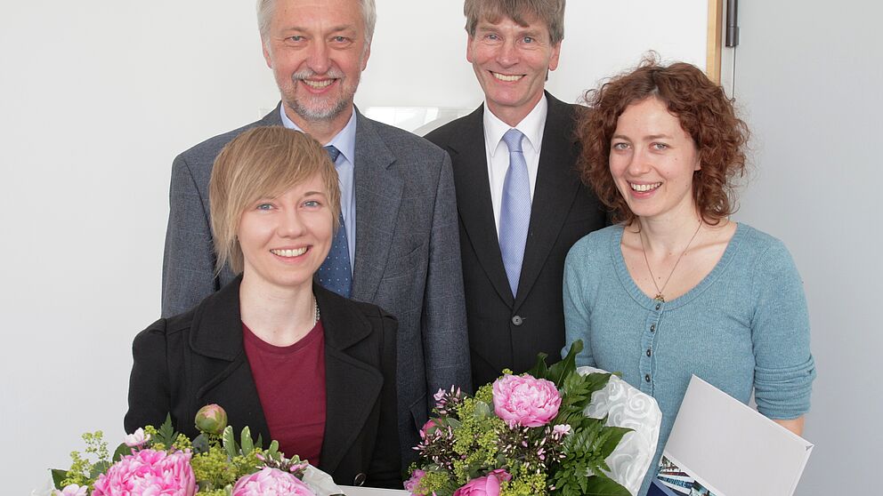 Foto (Universität Paderborn, Vanessa Dreibrodt): Prof. Dr. Wilhelm Schäfer (hinten links, Vizepräsident für Forschung und wissenschaftlichen Nachwuchs, und Prof. Dr. Nikolaus Risch, Präsident der Universität Paderborn, gratulierten Frederike Kallmey