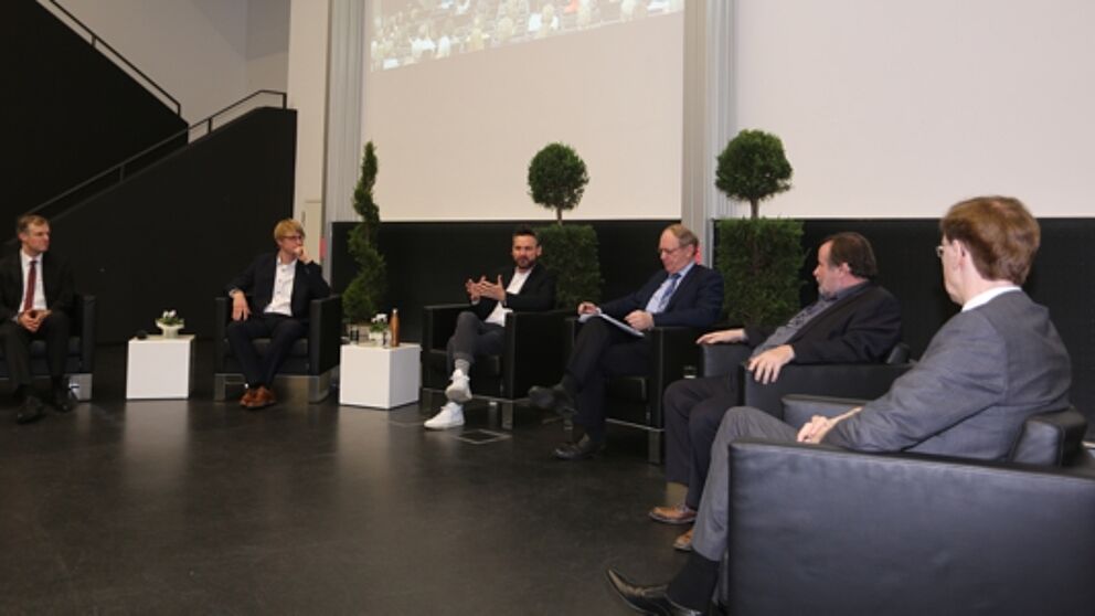 Bild: Paderborner Wirtschaftswissenschaftler im Gespräch mit Frederik G. Pferdt: „Innovationen gestalten!“ Von links: Prof. Dr. Daniel Beverungen, Dr. Sebastian Vogt, Frederik G. Pferdt, Georg Giersberg, Prof. Dr. Peter F. E. Sloane und Prof. Dr. Ste