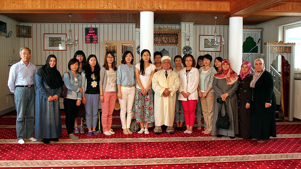 Abbildung: Fünfzehn chinesische Deutschlehrende werden unter der Leitung von Kursbegleiterin Karina Rohlfing herzlich in der Paderborner Fatih Moschee begrüßt. Sie erfahren muslimisches Leben und lernen deutsche Sprachkurse für Migranten kennen. Foto: