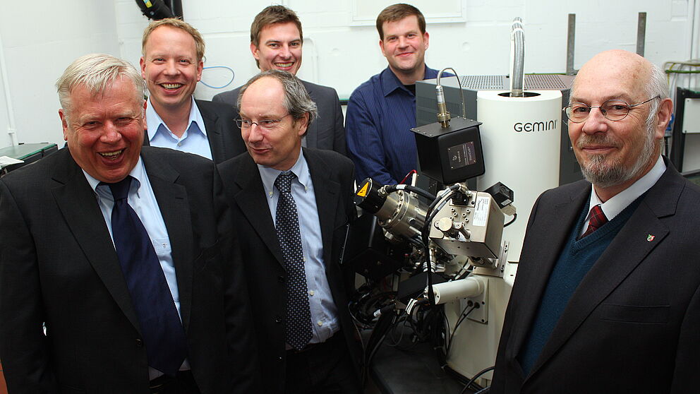 Foto (Universität Paderborn): Vor dem für die Untersuchung eingesetzten Elektronenrastermikroskop der Universität Paderborn: v. l. Jens W. Kipp (Gesellschafter Kipp Umwelttechnik GmbH) (v.l.), Ingo O. Kipp (Geschäftsführer Kipp Umwelttechnik GmbH), P