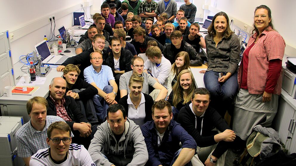 Foto (Universität Paderborn): 30 Schüler des Richard-von-Weizsäcker-Berufskollegs konnten in der Erfinderwerkstatt Kenntnisse und Fähigkeiten außerhalb des traditionellen Unterrichts trainieren und „Uni-Luft“ schnuppern. Engagiert: Jun.-Prof. Dr.