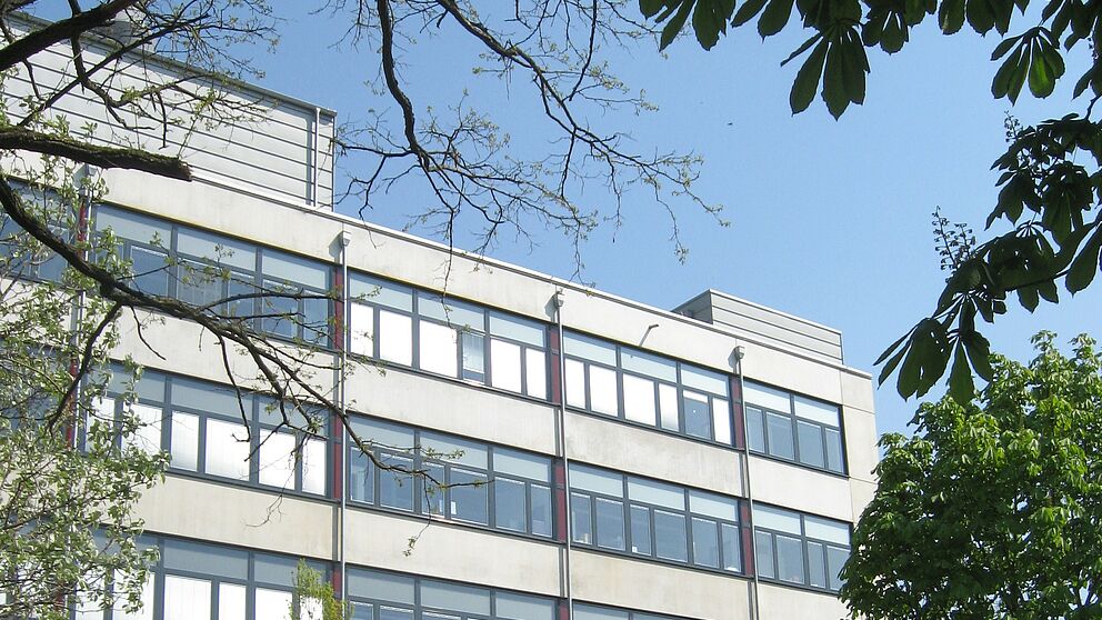 Abbildung: Damals und heute: An der Stelle gegenüber dem Audimax, wo sich im Jahre 2005 die Tagungsteilnehmer zu einem Gruppenbild versammelten (oben), steht heute das Gebäude K, das neue Chemiegebäude. [Fotos: Andreas Hoischen (oben), Heinz Kitzerow (
