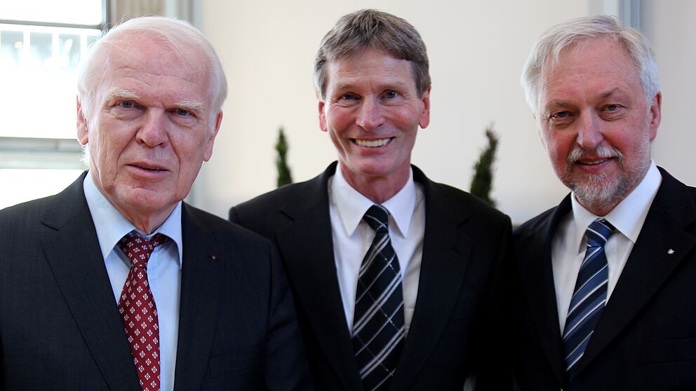 Foto (Universität Paderborn, Nina Reckendorf): (v. l. n. r.) Winfried Schulze, Vorsitzender des Hochschulrates, verabschiedete den scheidenden Präsidenten Prof. Dr. Nikolaus Risch und übergab das Amt an dessen Nachfolger Prof. Dr. Wilhelm Schäfer.