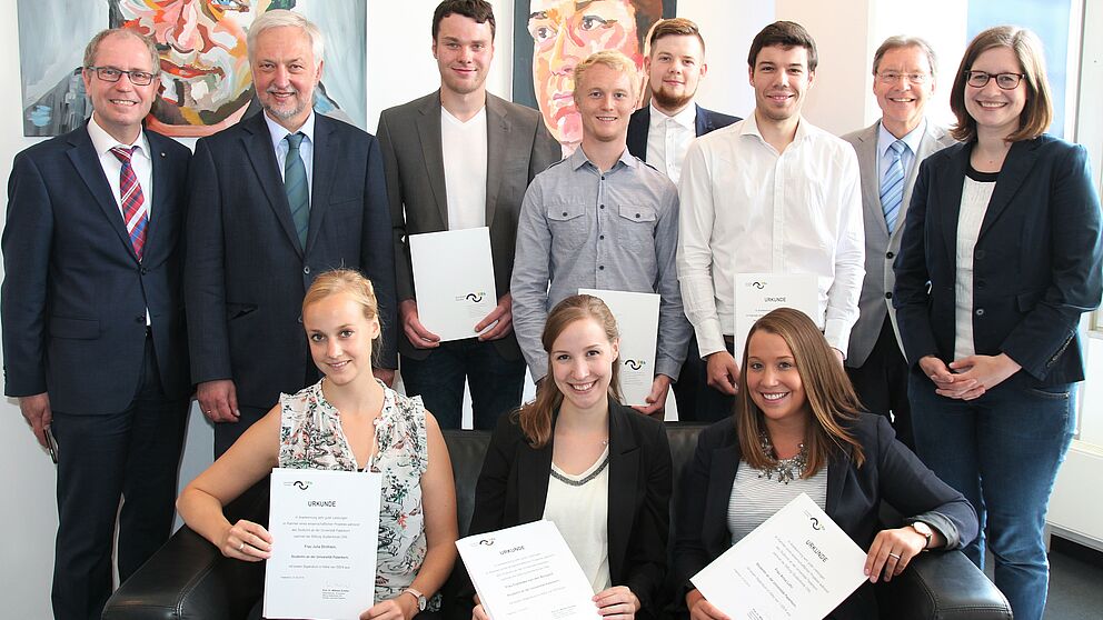 Foto: (v. l. n. r.) Landrat Manfred Müller, Uni-Präsident Prof. Dr. Wilhelm Schäfer mit den ausgezeichneten Stipendiatinnen und Stipendiaten sowie Christoph Schön, Stabsstelle Präsidium Hochschulnetzwerk und Fundraising (2. v. r.) und  Friederike Ruw
