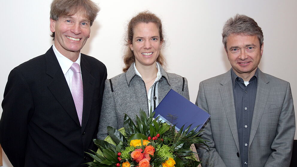 Foto (Universität Paderborn, Vanessa Dreibrodt): Prof. Dr. Nikolaus Risch (li.) und Prof. Dr. Bernd Frick zeichneten Neu-Stipendiatin Dr. Karina Becker aus.
