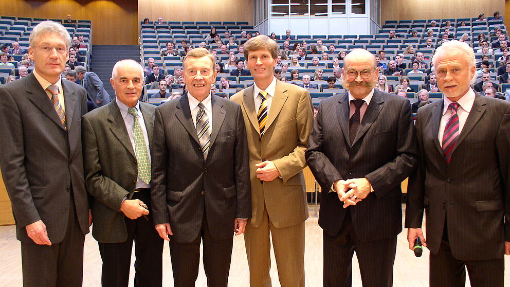 Foto: Freuten sich über zufriedene Absolventen (v. li.): Prof. Dr. Peter Reinhold, Prof. Dr. Heinz Liesen, Prof. mult. Dr. med. Dr. h. c. Wildor Hollmann, Rektor Prof. Dr. Nikolaus Risch, Kanzler Jürgen Plato, Dekan Prof. Dr.-Ing. Hans-Joachim Warnecke