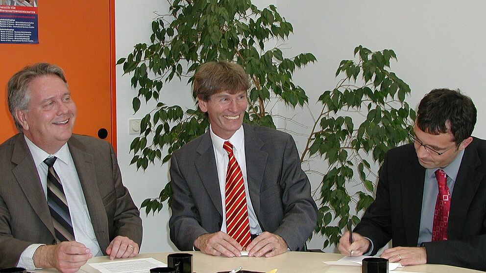 Foto (Universität Paderborn): Dr. Scott Johnson, Prof. Dr. Nikolaus Risch und Prof. Dr. Martin Schneider vereinbaren Vertiefung der Partnerschaft mit der Illinois State University.