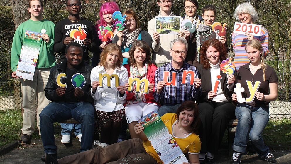 Foto (ESG): Auf dem Foto sind neben zahlreichen Studierenden folgende ESG-Mitarbeitende zu sehen: Untere Reihe: Studierendenpfarrer Matthias Surall (3. von rechts), Verwaltungsfachangestellte Jennifer Geisler (2. von rechts) und Gemeindeassistentin Sonja 