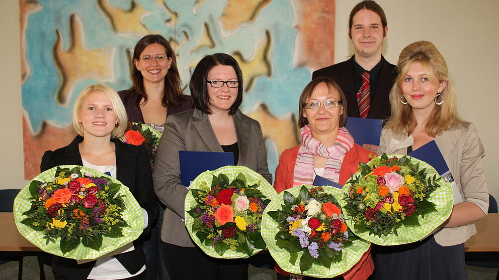 Foto (Uni Paderborn, Patrick Kleibold): Hoffnungsvolle Forscher: (v.l.) Nerea Vöing, Katharina Gefele, Sarah Schäfer, Stella Kaczmarek, Andreas Klöpping und Leonie Schulte.