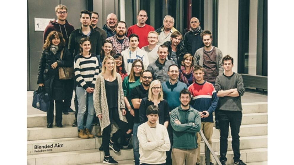 Foto (Universität Paderborn): Die Studierenden und Betreuer trafen sich zum ersten Mal nach einer zweiwöchigen Onlinephase in der Universität Paderborn. Bei dem Kick-Off-Meeting vom 22. bis 26 Februar 2016 lernten die Studierenden sich und die Kursaufg