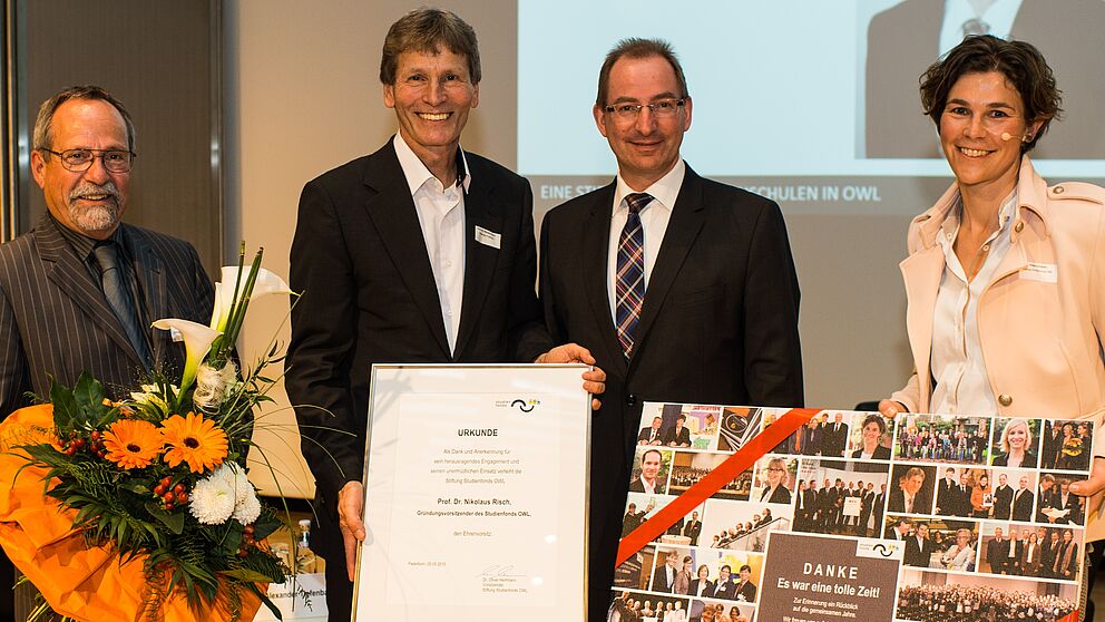 Foto (Martin Brockhoff): Verleihung Ehrenvorsitz Risch. Auf dem Foto zu sehen von links: Prof. Tilmann Fischer, Kuratoriumsvorstand Studienfonds OWL, Prof. Dr. Nikolaus Risch, Ehrenvorsitzender Studienfonds OWL, Dr. Oliver Herrmann, Vorstandsvorsitzender 
