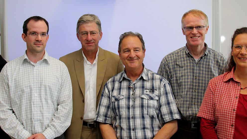 Foto (Universität Paderborn, Patrick Kleibold): Studierenden der Elektrotechnik stehen ein neuer Rechner-Poolraum sowie das neue Lernzentrum Elektrotechnik zur Verfügung: (v. l.) Jan Müller,  Dr.-Ing. Thomas Walther, Prof. Dr.-Ing. Joachim Böcker, Dr.