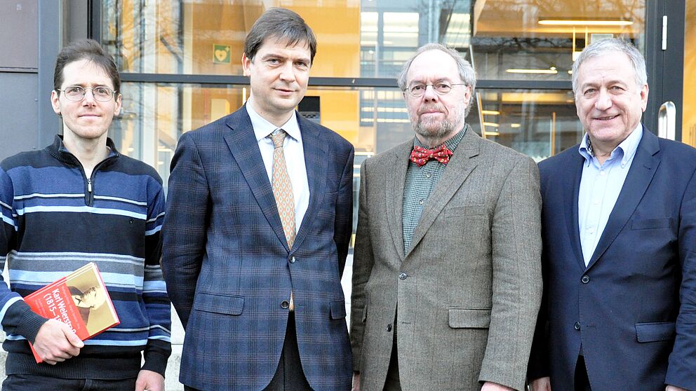 Foto: (v. l.) Prof.Dr. Michael Winkler (Koordinator Weierstraß-Jahr), Prof. Dr. Felix Otto (Max-Planck-Institut, Leipzig), Prof. Dr. Reinhard Keil (Fakultätsdekan EIM), Dr. Michael Laska (Geschäftsführer der Fakultät EIM u. Koordinator Weierstraß-Ja