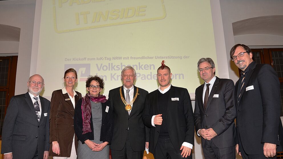 Foto (Stadt Paderborn): (v. l.) Prof. Dr.-Ing. Ingo Wolff, Clustermanager IKT.NRW, Annette Förster, Geschäftsführerin Wirtschaftsförderungsgesellschaft, Monika Gatzke, Leitung Clustermanagement NRW, Heinz Paus, Bürgermeister Stadt Paderborn, Sascha L