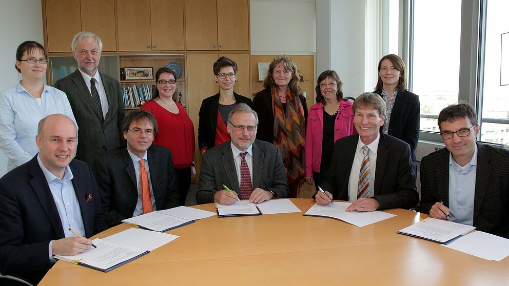 Foto (Universität Paderborn, Vanessa Dreibrodt): Unterzeichneten die Zielvereinbarung: (1. Reihe v. li.) Prof. Dr. Jürgen Klüners, Dekan Fakultät für Elektrotechnik, Informatik und Mathematik (EIM), Prof. Dr. Torsten Meier, Dekan Fakultät für Natur