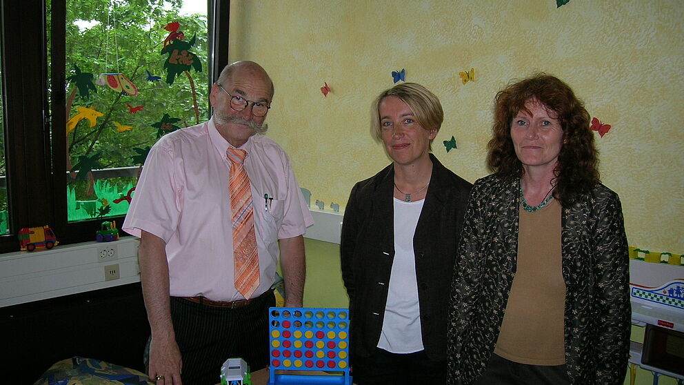 Foto (Julius Kolossa) v. l.: Uni-Kanzler Jürgen Plato, Barbara Pickhardt vom Eltern-Service-Büro und Irmgard Pilgrim, Gleichstellungsbeauftragte, eröffneten die Kinderkurzzeitbetreuung PUKI.