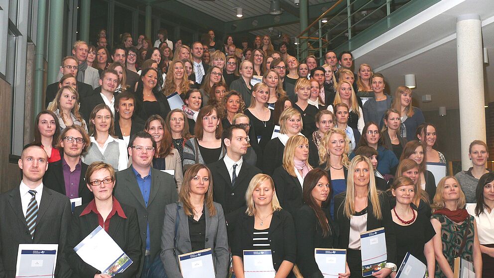 Foto (Universität Paderborn, Antje Tarampouskas): Absolventinnen und Absolventen des Ersten Staatsexamens Dezember 2011.