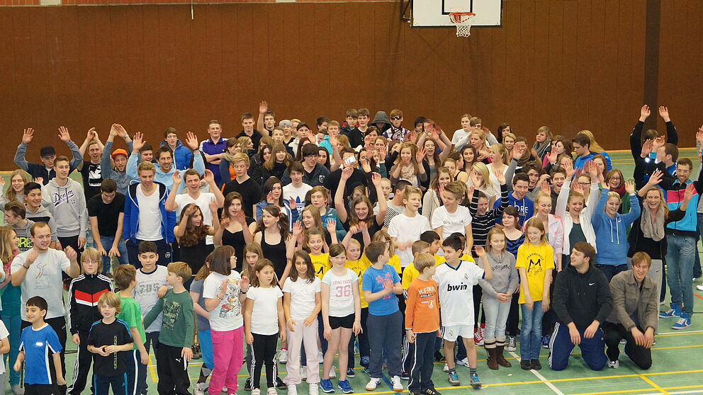 Foto: „Schlussapplaus in der Uni-Sporthalle“ (von Kevin Oergel)