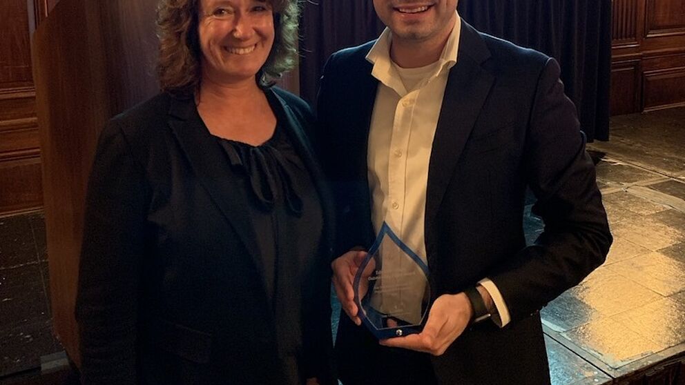 Foto (Universität Paderborn): Prof. Dr. Caren Sureth-Sloane (links) betreute die Dissertation von Benjamin Oßwald (rechts) mit dem Titel „Taxes and Real Effects".