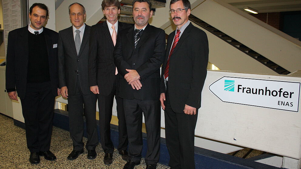 Foto (Frauke Döll): Bei der Einweihung des neuen Standorts: ASE-Abteilungsleiter Dr. Christian Hedayat, Dekan der Fakultät für Elektrotechnik, Informatik und Mathematik Prof. Dr. Franz Rammig, Präsident der Universität Prof. Dr. Nikolaus Risch, Leite
