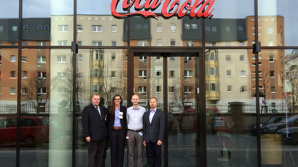 Fachtagung bei Coca-Cola in Berlin (Foto: Rosenthal). Von rechts nach links: die Coca-Cola IT-Netzmanager und -Architekten Torsten Coumans und Anatoli Bogajewski, Prof. Dr. Dr. h.c. mult. Klaus Rosenthal und Friederike Röper aus der Fakultät für Wirtsc