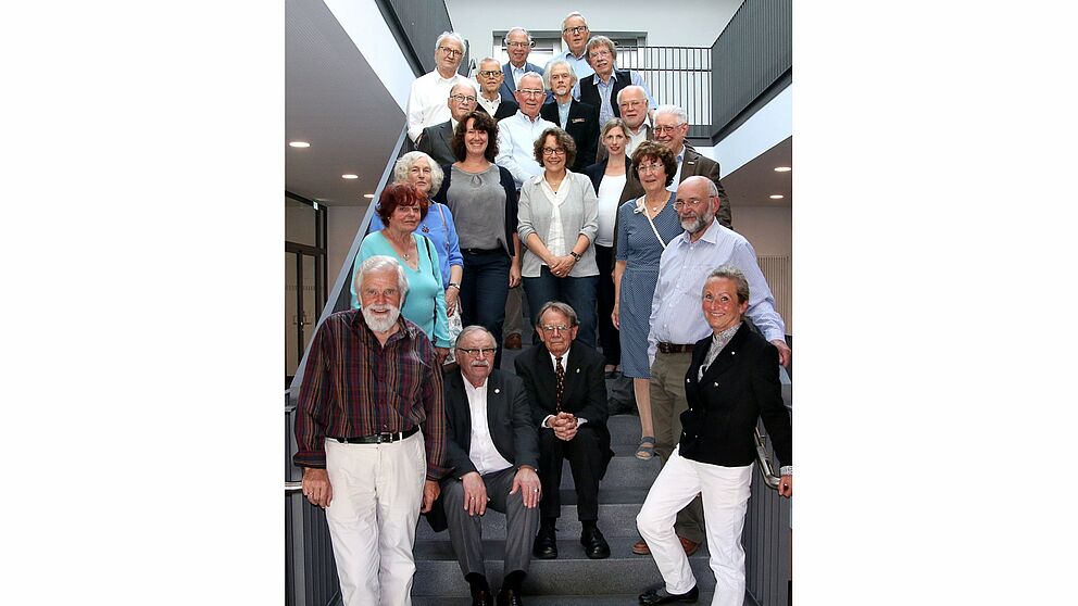 Foto (Universität Paderborn, Lena Schäfer): 14 Professoren aus dem Kreis der emeritierten/pensionierten und ehemaligen Professoren folgten der Einladung von Dekanin Prof. Dr. Caren Sureth-Sloane (li., 4. v. unten) und kamen, teilweise begleitet von ihre