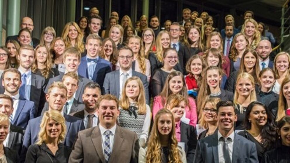 Foto (Universität Paderborn): Absolventinnen und Absolventen der Fakultät für Wirtschaftswissenschaften – Gruppe 1.