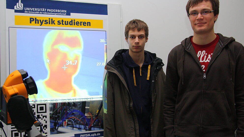 Foto (Universität Paderborn, Patrick Kleibold): Schüler des Reismann Gymnasiums Paderborn informieren sich am Stand der Physik am Infotag für Schülerinnen und Schüler 2012 in der Universität Paderborn.