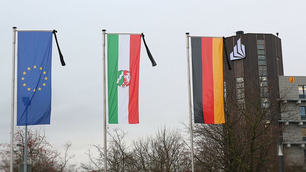 Foto (Universität Paderborn, Vanessa Dreibrodt): Trauerbeflaggung auf dem Campus der Universität Paderborn.