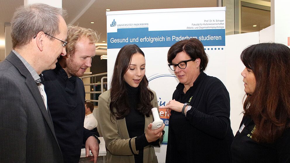 Foto (Heiko Appelbaum): Annette Kracht (2. v. r.) erläutert Katharina Choroschun (Praktikantin mein beneFIT@upb.de) (Mitte) das Testergebnis. Prof. Dr. Niclas Schaper (Professor für Arbeits- und Organisationspsychologie, Universität Paderborn), Dennis 