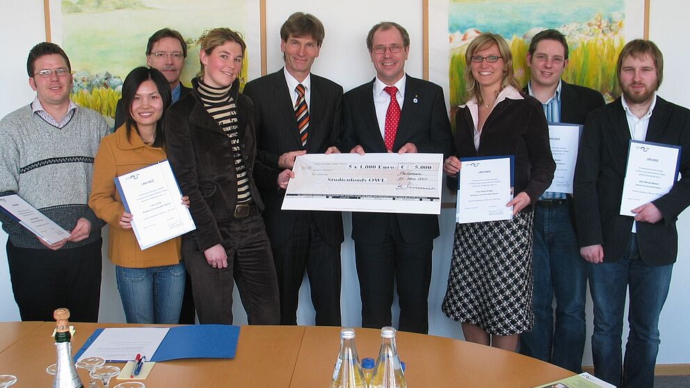 Personen auf dem Foto von links: Christian Möhl, Christoph Schön (Kreistagsabgeordneter), Lin Xie, Geschäftsführerin Katja Urhahne, Rektor Prof. Risch, Landrat Manfred Müller, Sonja Kröger, Dirk Meister, Michael Maxisch.