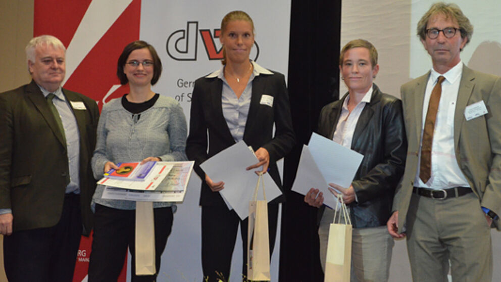 Foto: Bei der Preisverleihung: (v. l. n. r.) Prof. Roland Naul (WGI), Dr. Svenja Kamper, Dr. Stefanie Hüttermann, Dr. Iris Güldenpenning und Prof. Kuno Hottenrott.