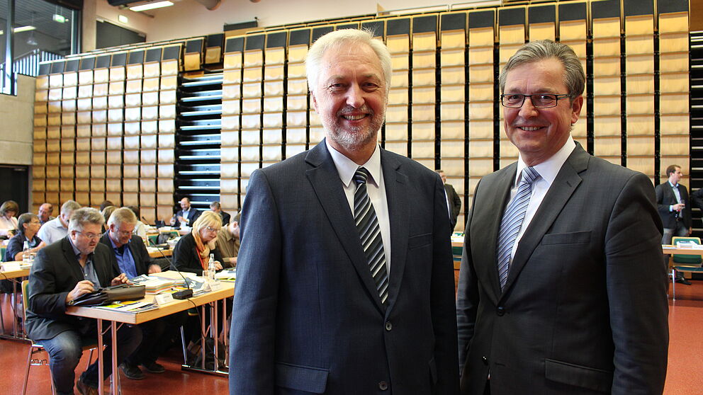 Foto (Universität Paderborn, Frauke Döll): Der Stadtrat Paderborn besuchte die Universität, im Vordergrund Uni-Präsident Prof. Dr. Wilhelm Schäfer (l.) und Bürgermeister Michael Dreier.