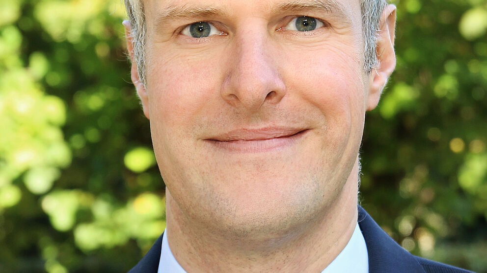 Foto (Universität Paderborn): Richtet den SAP-Kurs aus: Prof. Dr. Daniel Beverungen vom Lehrstuhl für Wirtschaftsinformatik.