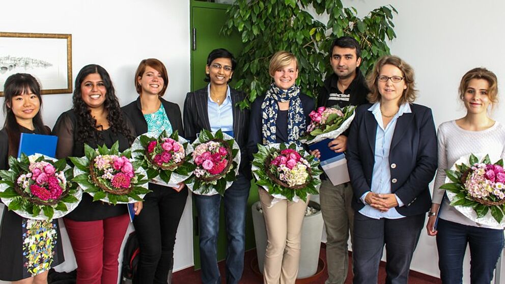 Foto (Universität Paderborn, Johannes Pauly): Insgesamt sieben Stipendien vergab Prof. Dr. Christine Silberhorn (2. v. re.), Vizepräsidentin für Forschung und wissenschaftlichen Nachwuchs, im Namen der Hochschulleitung an: (v. l.) Bingru Zhang, Isha Ch
