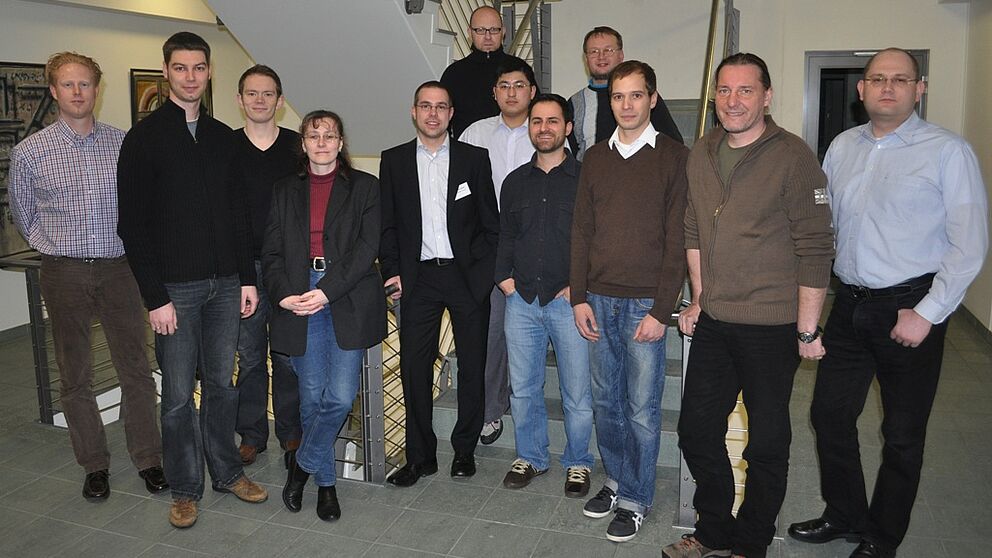 Foto (Universität Paderborn, Mark Heinemann): Unternehmensbesichtigung bei der ORCONOMY GmbH: Geschäftsführer Dr. Stefan Bunte (5. v. li.) teilt mit Interessierten der Veranstaltungsreihe SIGMA-IT Gründungserfahrungen.