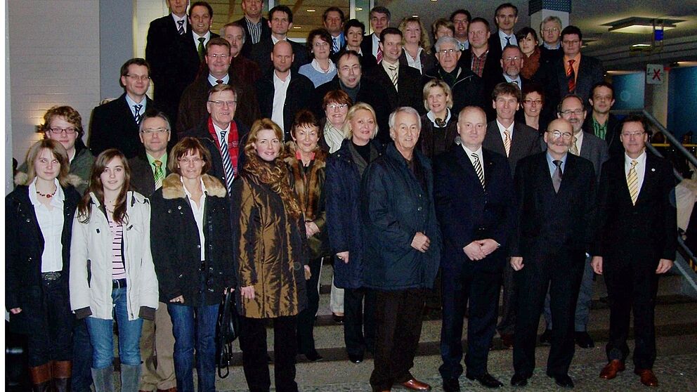 Foto (Mark Heinemann): Die Mitglieder der Wirtschaftsjunioren und des Wirtschaftsclubs Paderborn-Höxter blickten hinter die Kulissen der Universität Paderborn. Organisiert wurde die Veranstaltung von Christoph Schön (vorn rechts), Leiter der neuen Stab