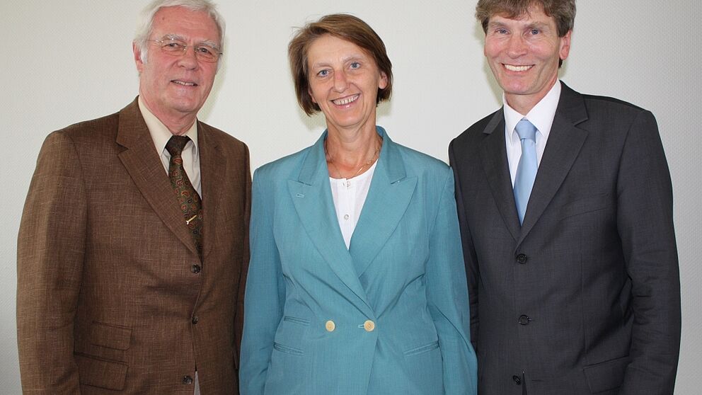 Foto (Universität Paderborn, Frauke Döll): Prof. Dr. Steffen Gronemeyer, Vorsitzender der Universitätsgesellschaft, Referentin Prof. Dr. Bettina Schiller und Uni-Präsident Prof. Dr. Nikolaus Risch.