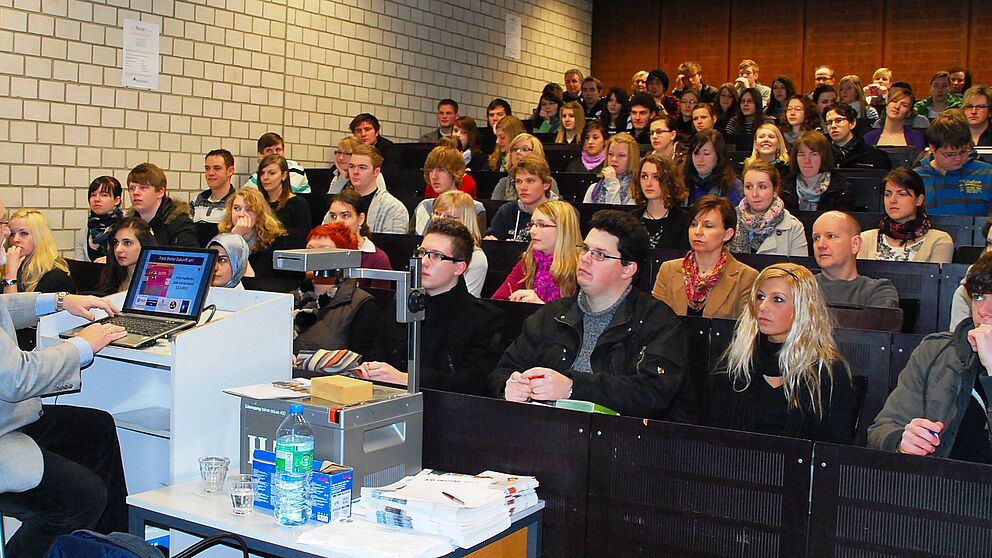 Foto (Universität Paderborn, Christoph Streicher): Volles Haus: Dr. Hartmut Lenhard, leitender Direktor des Studienseminars für Lehrämter an den Schulen in Paderborn, berichtete aus dem Lehreralltag.