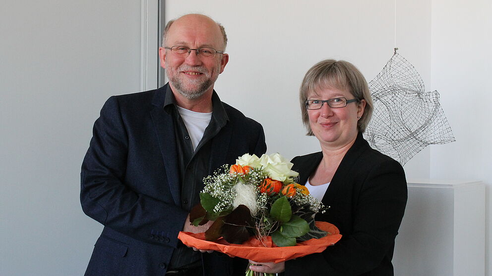 Foto (Universität Paderborn, Thomas Strauch): Vizepräsidentin Simone Probst beglückwünschte Dienstjubilar Alfons Schmidt.