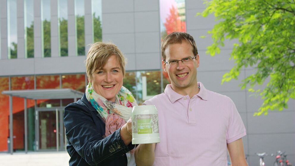 Foto (Universität Paderborn, Jan Aulenberg): Alexandra Dickhoff, Geschäftsführerin von Alumni Paderborn, und Heiko Appelbaum, Alumnus der Universität Paderborn, freuen sich auf ein Wiedersehen beim Libori-Treff der Ehemaligen am 3. August 2012.